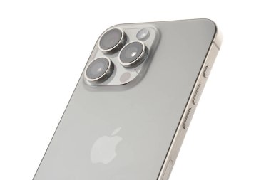 Dnipro, Ukrayna - 09.12, 2023: Yeni Apple iPhone 15 Pro Max Natural Titanium 'un beyaz arka planda stüdyo çekimi. Mockup iPhone 15 Pro Max seti. Hızlı i için kırpma maskesi (alfa kanalı) ile