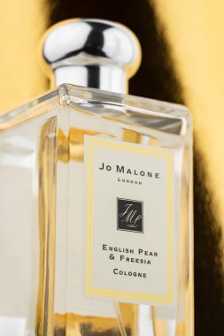 Ukrayna. Dnepr 17.01.2024: Jo Malone English Pear & Freesia kolonyası. Bir şişe Jo Malone Londra kolonyası. Yakın plan.. 