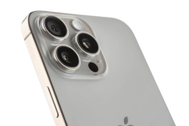 Dnipro, Ukrayna - 12 Eylül 2023: Yeni Apple iPhone 15 Pro Max Natural Titanium 'un beyaz arka planda stüdyo çekimi. Mockup iPhone 15 Pro Max seti.