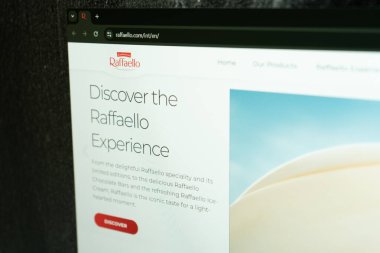 Ukrayna. Dnepr 01.25.2024: Ferrero Raffaello sitesi. Raffaello, Ferrero tarafından üretilen küresel hindistan cevizli badem şekerlemesidir..
