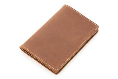 Hakiki kahverengi deriden yapılmış el yapımı ürünler. Deri pasaport kılıfı, deri cüzdan. Erkekler için deri eşyalar. Deri pasaport kapağı beyaz arka planda izole edilmiş. El yapımı. El yapımı.. 