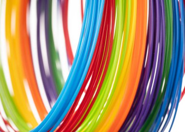 3D kalem iplikleri basılıyor. Beyaz arkaplanda 3B kalem için plastik filament