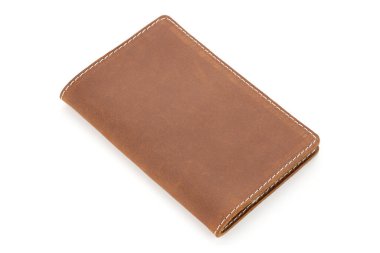 Hakiki kahverengi deriden yapılmış el yapımı ürünler. Deri pasaport kılıfı, deri cüzdan. Erkekler için deri eşyalar. Deri pasaport kapağı beyaz arka planda izole edilmiş. El yapımı. El yapımı..