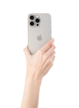 Dnipro, Ukrayna - 09.12, 2023: Yeni Apple iPhone 15 Pro Max Natural Titanium 'un beyaz arka planda stüdyo çekimi. iPhone 2G, iPhone özgün 