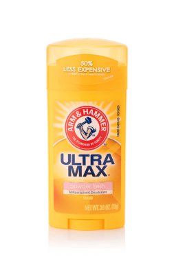 09.09.23 Ukrayna. Dnepr: ARM&Hammer Ultra Max. Kuru terleme önleyici deodorantı el tutmak kişisel bir hijyen ürünüdür. Parlak bir arka planda kuru deodorant tutan kadın eli. Reklam fotoğrafı