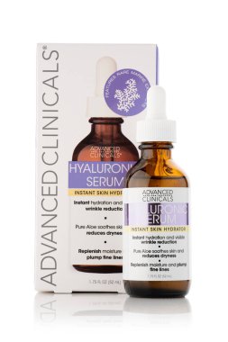 Dnipro, Ukrayna 09.09.2023: Gelişmiş Klinikler, Yaşlanma Karşıtı Serum ve hyaluronik serum (52 ml). Yüz bakımı kozmetikleri. İpeksi.