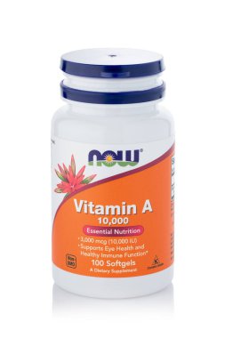 Dnipro, Ukrayna - 09.09.2023: Bir şişe A vitamini kadın elinde. Şimdi Yiyecekler, bir vitamin A 10,000 Vejetaryen gıda takviyesi.