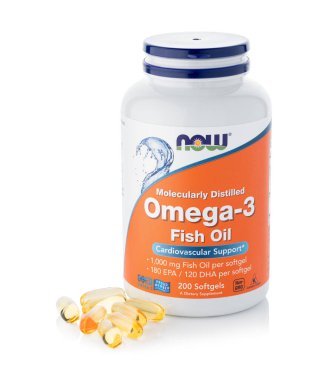 Dnipro, Ukrayna - 09.09.2023: Kadın elinde bir şişe Omega-3-6-9 vitamini. Şimdi Gıda, bir omega-3-6-9, Balık yağı. Vejetaryen gıda takviyeleri.
