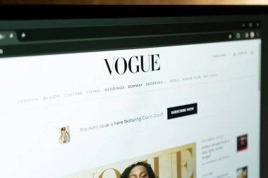 Dnipro, Ukrayna 11.03.2024: Vogue 'un resmi web sitesinin ana sayfası - moda dergisi. Bilgisayarda Vogue 'un web sitesinin ana sayfası. Vogue.com