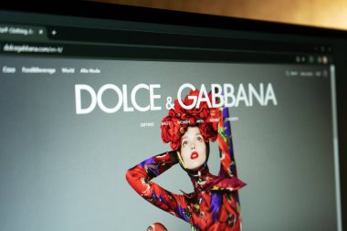 Dnipro, Ukrayna 11.03.2024: Dolce ve Gabbana 'nın resmi web sitesinin ana sayfası - moda evi. Bilgisayar ekranında Dolce ve Gabbana web sitesinin ana sayfası. 