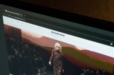 Dnipro, Ukrayna 11.03.2024: Balenciaga için resmi web sitesinin ana sayfası - moda evi. PC gösteriminde Balenciaga web sitesinin ana sayfası.