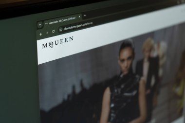 Dnipro, Ukrayna 11.03.2024: ALEXANDER McQUEEN için resmi web sitesinin ana sayfası - moda evi. ALEXANDER McQUEEN 'in web sitesinin ana sayfası bilgisayarın ekranında. Web sitesinde ALEXANDER McQUEEN logosu