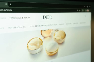 Dnipro, Ukrayna 11.03.2024: Dior 'un resmi web sitesinin ana sayfası - moda evi. Dior 'un web sitesinin ana sayfası bilgisayarın ekranında. Web sitesindeki Dior logosu