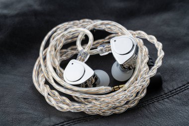 Tablo arka planındaki kulak monitöründe. Siyah plakalı özel kulak monitörleri. Bir müzisyenin konserde sahnede giymesi için özel kulaklık ya da el yapımı patlayıcılar..