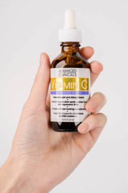 Dnipro, Ukrayna 09.09.2023: Gelişmiş Klinikler, C vitamini, Yaşlanma Karşıtı Serum, (52 ml). Yüz bakımı kozmetikleri. İpeksi. 