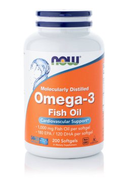 Dnipro, Ukrayna - 09.09.2023: Kadın elinde bir şişe Omega-3-6-9 vitamini. Şimdi Gıda, bir omega-3-6-9, Balık yağı. Vejetaryen gıda takviyeleri.