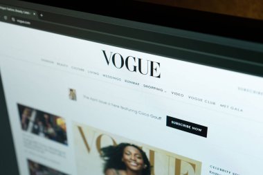 Dnipro, Ukrayna 11.03.2024: Vogue 'un resmi web sitesinin ana sayfası - moda dergisi. Bilgisayarda Vogue 'un web sitesinin ana sayfası. Vogue.com