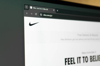 Dnipro, Ukrayna 11.03.2024: Nike için resmi web sitesinin ana sayfası - moda evi. Nike 'ın web sitesinin ana sayfası bilgisayarın ekranında. Web sitesindeki Nike logosu. 