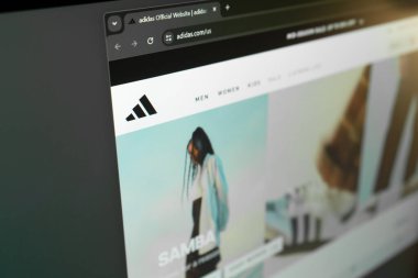 Dnepr, Ukrayna - 09.12.2023: Akıllı telefondan Tiktok mobil uygulama silme. Cep telefonu ekranında Tiktok uygulama simgesinin yakın plan görüntüsü. Apple iPhone 'da Uygulama Dükkanı Açılıyor.