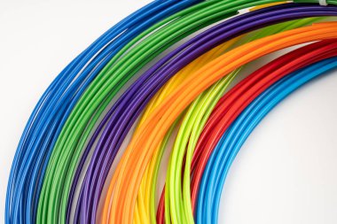 3D kalem iplikleri basılıyor. Beyaz arkaplanda 3B kalem için plastik filament