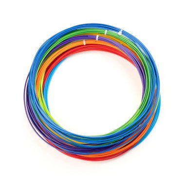 3D kalem iplikleri basılıyor. Beyaz arkaplanda 3B kalem için plastik filament