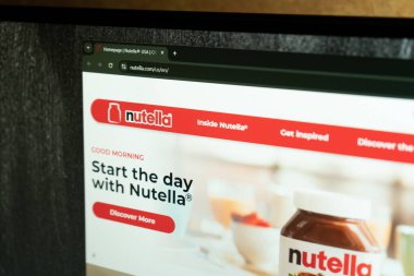 Ukrayna. Dnepr 01.25.2024: Ferrero tarafından yapılan fındık kremalı İtalyan fındığı kavanozu. Fındıklı çikolata. Tatlı.