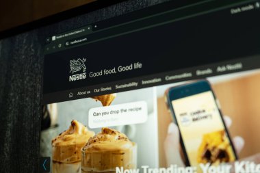 Ukrayna. Dnepr 01.25.2024: Bir monitör ekranında Nestle ana sayfasının fotoğrafı. Resmi Nestle web sitesinin ana sayfası. Nestle, İsviçre merkezli bir yiyecek ve içecek şirketi..