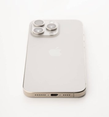 Dnipro, Ukrayna - 12 Eylül 2023: Yeni Apple iPhone 15 Pro Max Natural Titanium 'un beyaz arka planda stüdyo çekimi. Mockup iPhone 15 Pro Max seti.