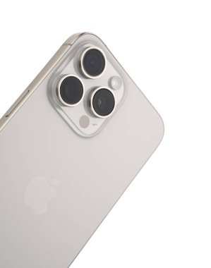 Dnipro, Ukrayna - 12 Eylül 2023: Yeni Apple iPhone 15 Pro Max Natural Titanium 'un beyaz arka planda stüdyo çekimi. Mockup iPhone 15 Pro Max seti.