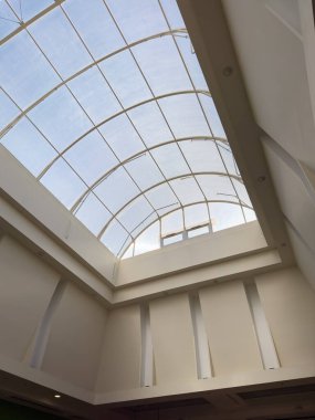 Mavi gökyüzü güneş ışığında cam tavan, soyut. Binanın cam çatısı. Geometrik tavan. Binanın cam çatısı, şeffaf çatı, tavan penceresi. Alışveriş merkezi, iş merkezi. 