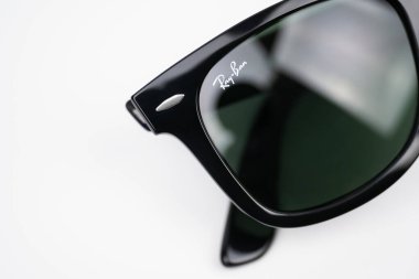Dnipro, Ukrayna - 03.30. 2024: Ray - Ban. Wayfarer 2140. Beyaz arkaplanda izole edilmiş şık siyah güneş gözlükleri.