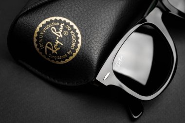 Dnipro, Ukrayna - 03.30. 2024: Ray - Ban. Wayfarer 2140. Beyaz arkaplanda izole edilmiş şık siyah güneş gözlükleri.