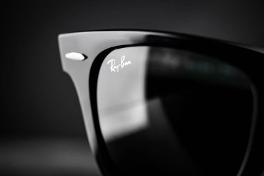 Dnipro, Ukrayna - 03.30. 2024: Ray - Ban. Wayfarer 2140. Beyaz arkaplanda izole edilmiş şık siyah güneş gözlükleri.