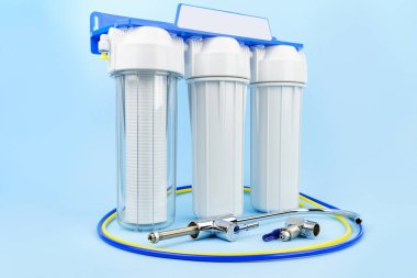  Su filtresi için temiz bir bardak suyla üç fişek hazırlayın. Su arıtma teknolojisi kavramı. Yerli su arıtma sistemlerine kartuş filtrele. 