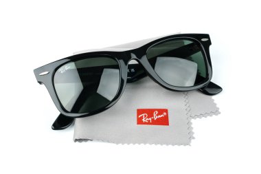 Dnipro, Ukrayna - 03.30. 2024: Ray - Ban. Wayfarer 2140. Beyaz arkaplanda izole edilmiş şık siyah güneş gözlükleri.