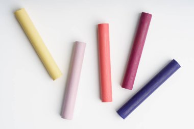 Beyaz arkaplanda renkli yağ renkleri. Beyaz arkaplanda izole edilmiş kutuda yağlı boya renkleri. Boya kalemleri