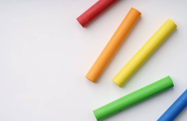 Beyaz arkaplanda renkli yağ renkleri. Beyaz arkaplanda izole edilmiş kutuda yağlı boya renkleri. Boya kalemleri