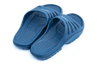 Renkli mavi Sandalet ayakkabıları. Beyaz arka planda şık mavi parmak arası terlikler.