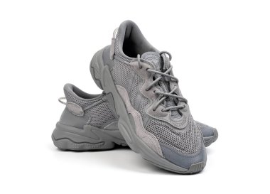 Dnipro, Ukrayna - 05.08.2024: Arka planda izole edilmiş gri adidas spor ayakkabılarına yakın görüş. Gri Adidas Sneakers ve Kutu Saydam Kaydırma Çekimi Mağaza Masasında.