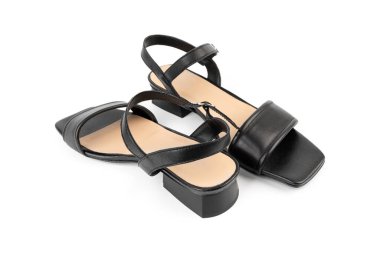 Siyah deri sandaletler. Şık, şık, modaya uygun, deri kadın sandaleti ayakkabıları. Beyaz arka planda izole edilmiş bir çift kadın sandaleti..