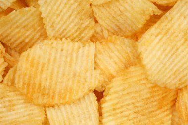 Makroda dönen çıtır patates cipsi. Kızarmış patatesler yakın mesafede. Sağlıksız fast food için patates çerezi.