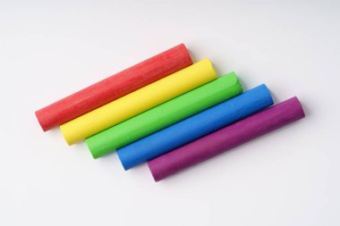 Beyaz arkaplanda renkli yağ renkleri. Beyaz arkaplanda izole edilmiş kutuda yağlı boya renkleri. Boya kalemleri