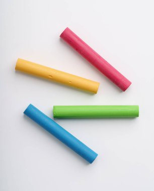 Beyaz arkaplanda renkli yağ renkleri. Beyaz arkaplanda izole edilmiş kutuda yağlı boya renkleri. Boya kalemleri