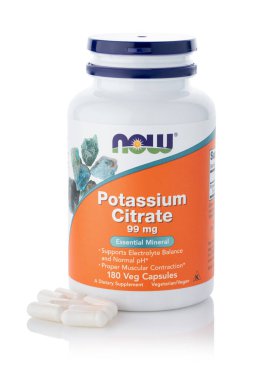 Dnipro, Ukrayna -09.09.2023: Bir şişe Potasyum Sitrat vitamini artık kadınların elinde. Şimdi Gıda, Potasyum Sitrat 99mg, 180 sebze kapsülü. Vejetaryen gıda takviyeleri.