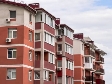 Apartman Binası Kuleleri. Yeni bina. Gökyüzüne karşı inşa edilmiş yüksek binaların ön cephesi. Tipik bir yerleşim yeri inşa etme kavramı.