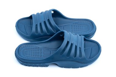 Renkli mavi Sandalet ayakkabıları. Beyaz arka planda şık mavi parmak arası terlikler.