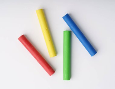 Beyaz arkaplanda renkli yağ renkleri. Beyaz arkaplanda izole edilmiş kutuda yağlı boya renkleri. Boya kalemleri