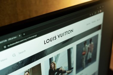 Dnipro, Ukrayna 11.03.2024: Louis Vuitton 'un resmi web sitesinin ana sayfası - moda evi. Louis Vuitton 'ın web sitesinin ana sayfası bilgisayarın ekranında. Louis Vuitton logosu web sitesinin ana sayfasında