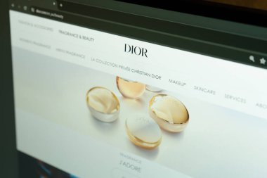 Dnipro, Ukrayna 11.03.2024: Dior 'un resmi web sitesinin ana sayfası - moda evi. Dior 'un web sitesinin ana sayfası bilgisayarın ekranında. Web sitesindeki Dior logosu