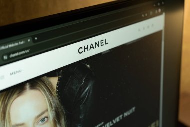 Dnipro, Ukrayna 11.03.2024: Chanel için resmi web sitesinin ana sayfası - moda evi. Bilgisayarda Chanel web sitesinin ana sayfası. Sitedeki Chanel logosu.